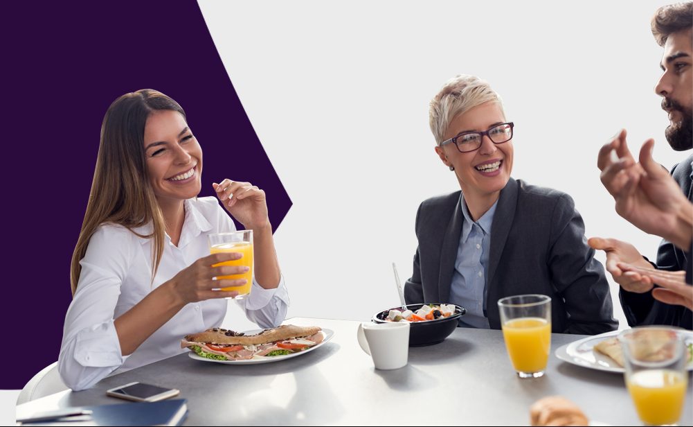 Werknemers die samen aan het lunchen zijn.