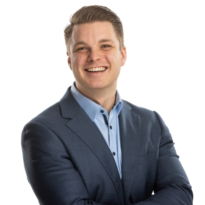 Freek Visser, die glimlachend naar de camera kijkt.