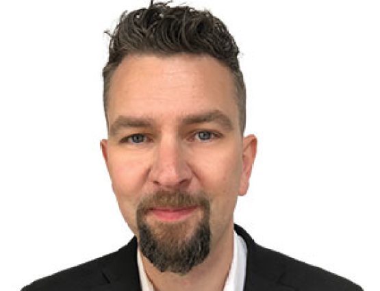 Professionele headshot van Luke Harrigan.