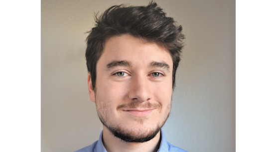 Pierre-Adrien Hanania kijkt glimlachend in de camera.
