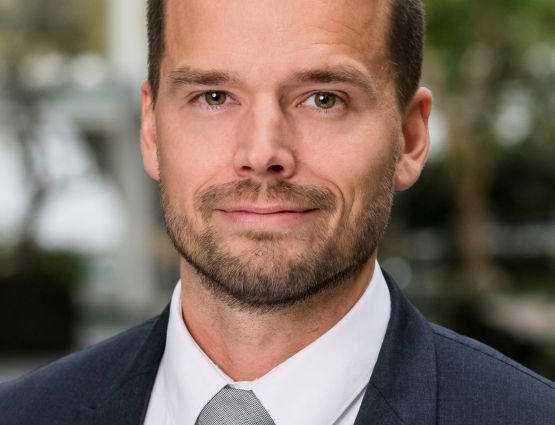 Robin Sundqvist staat op de foto. Hij draagt een net pak en kijkt recht in de camera.