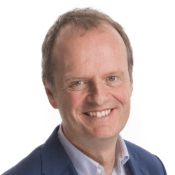 Een portretfoto van Alexander, een medewerker van Capgemini, gekleed in een formeel pak. De afbeelding is onderdeel van Capgemini's website en toont Alexander glimlachend naar de camera.