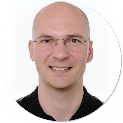 Martijn van Schaik die glimlachend in de camera kijkt.