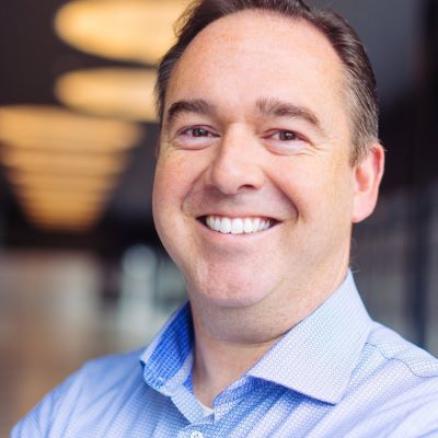 Portretfoto van Geert-Jan de Bont, die vriendelijk glimlacht.