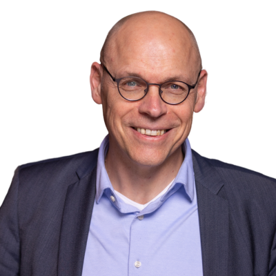 Thijs Geurts kijkt glimlachend in de camera.