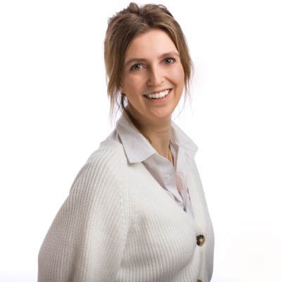 Portret van Tunna van Julsingha, een professional bij Capgemini, gekleed in een net pak en glimlachend naar de camera.