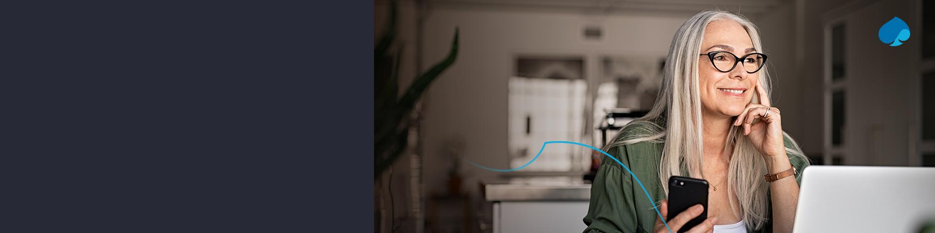 Banner van een vrouw die lachend in de verte kijkt met haar telefoon in de hand.