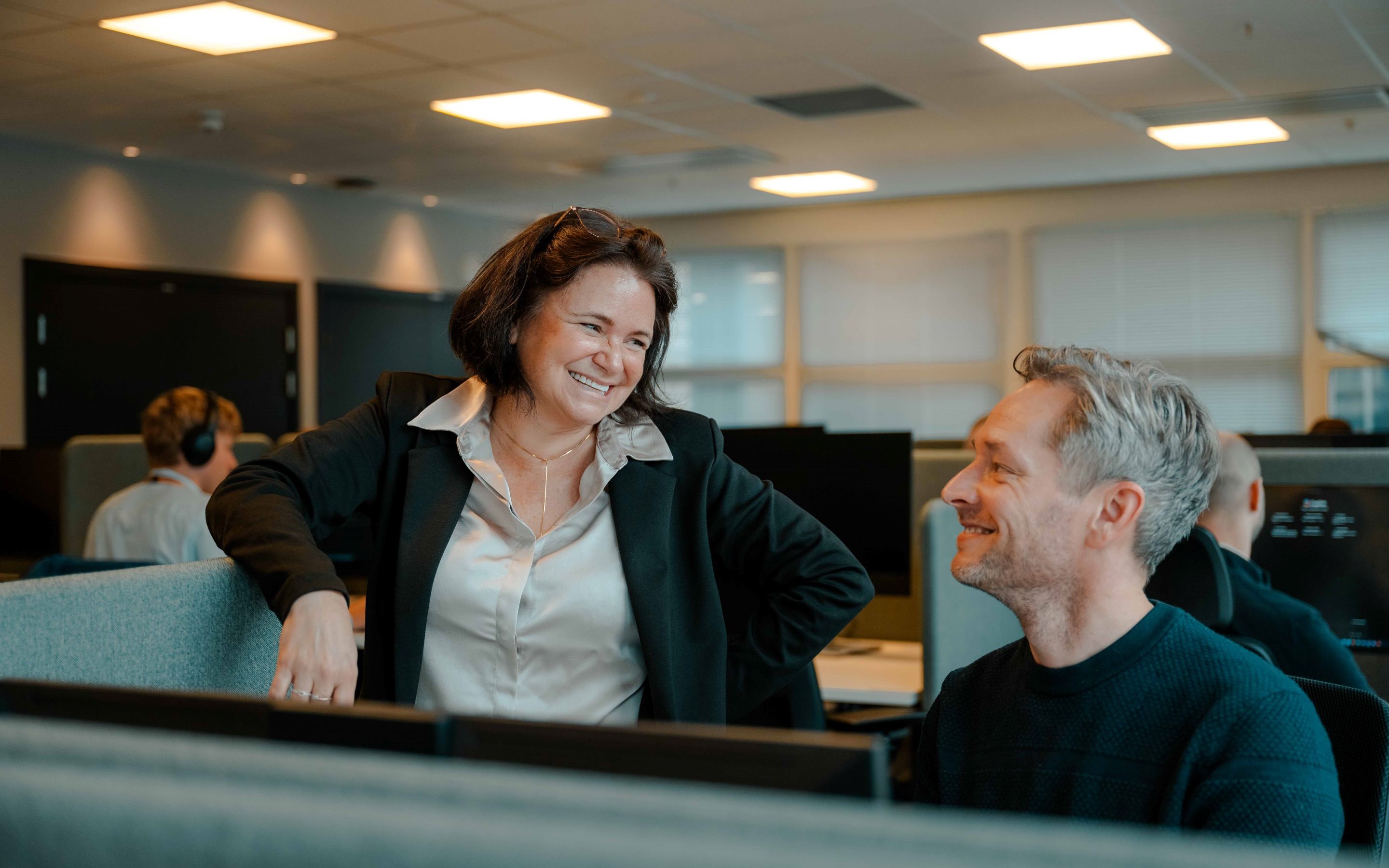 Colleagues are talking around a computer
