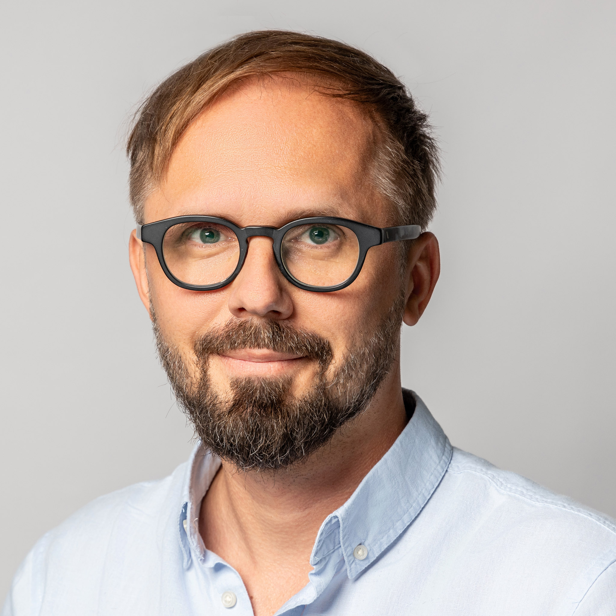 Krzysztof Geselle - prowadzący podcast TechChatter, młody mężczyzna w okularach i blond włosach.